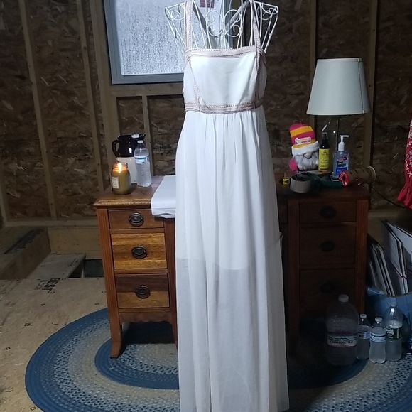 Elegant White Maxi Dress - Picture 1 of 9